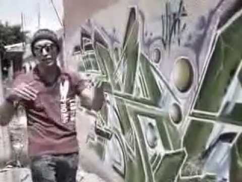 Dekze Tan Cerca del suelo