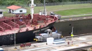 preview picture of video 'Panama Canal Ship Crossing, Miraflores Locks 4'