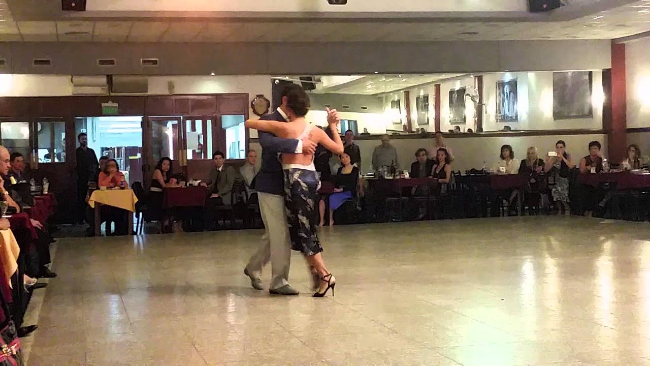 Natasha Arape y Marcos Morinigo en La Baldosa - Gime el viento