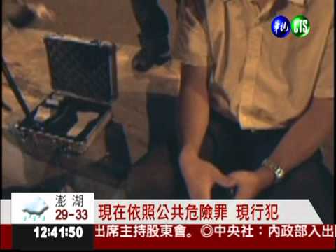 不要命! 酒駕男撞分隔島 呼呼大睡