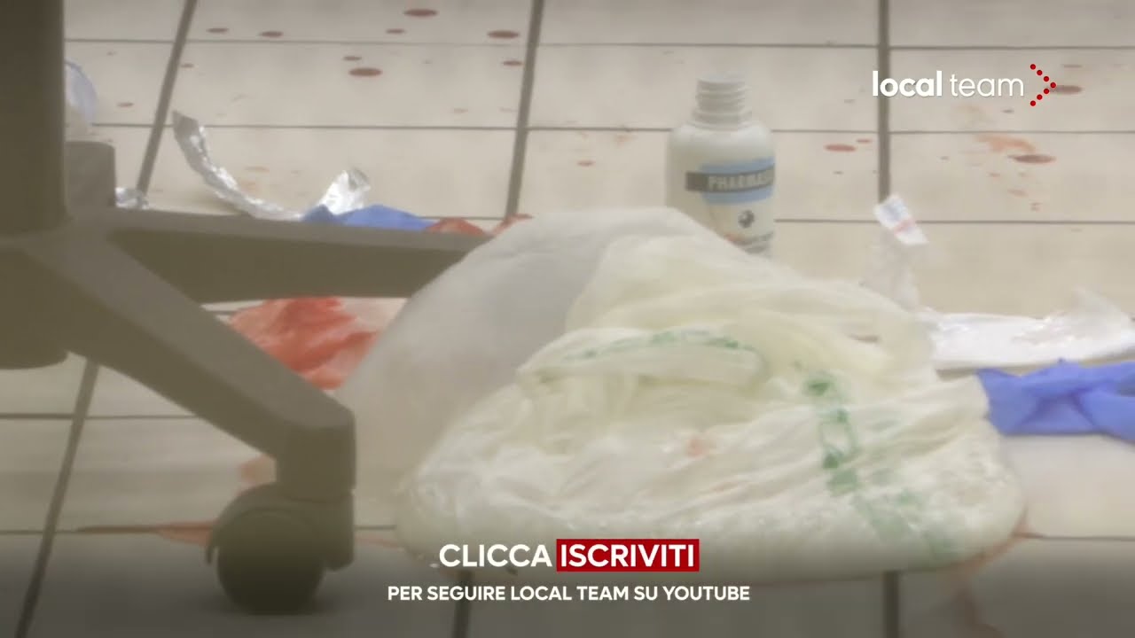 Мужчина нанес ножевые ранения людям в торговом центре