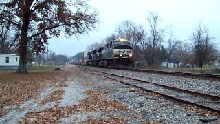 preview picture of video 'Very Fast NS #9770 Through Walnut Hill'