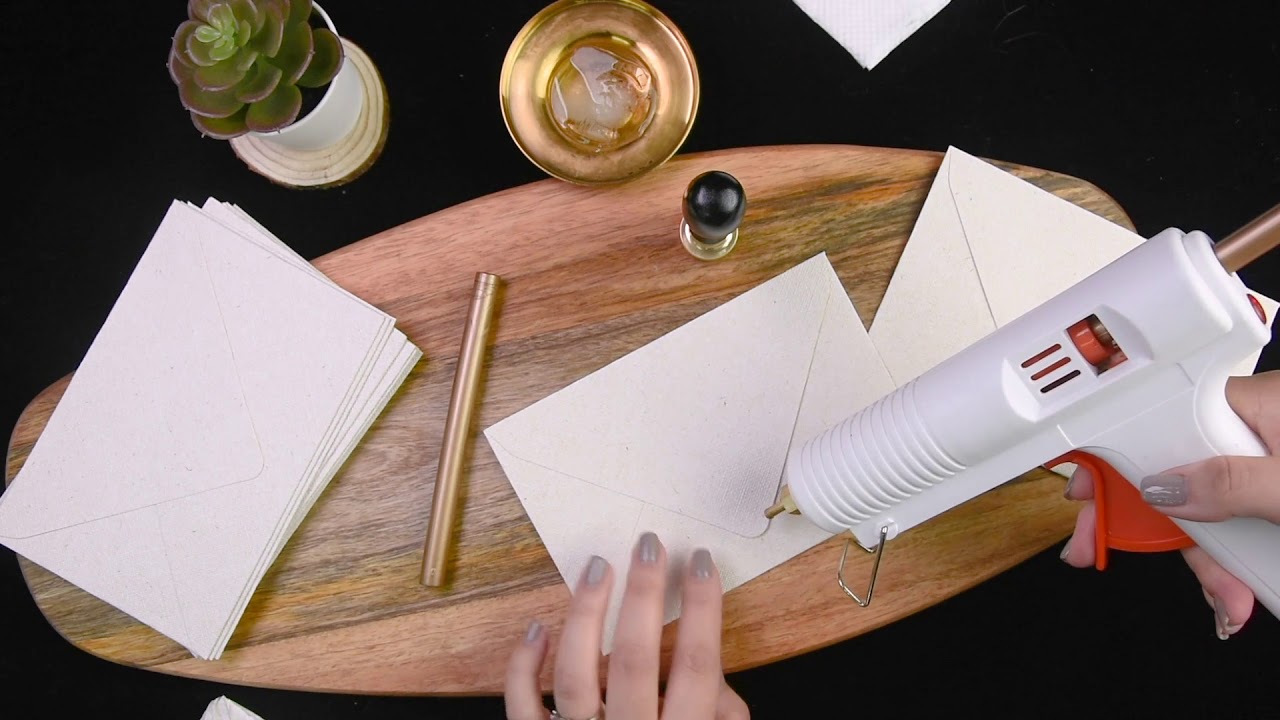 Avec un pistolet à cire