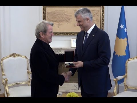 Kouchner nderohet me medaljen presidenciale