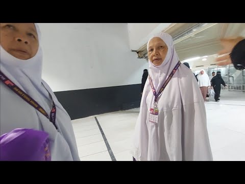 HAPIR SAJA MAKCIK NYASAR KE JAUHAN DI AREA PALING BAWAH DI MASJIDIL HAROM