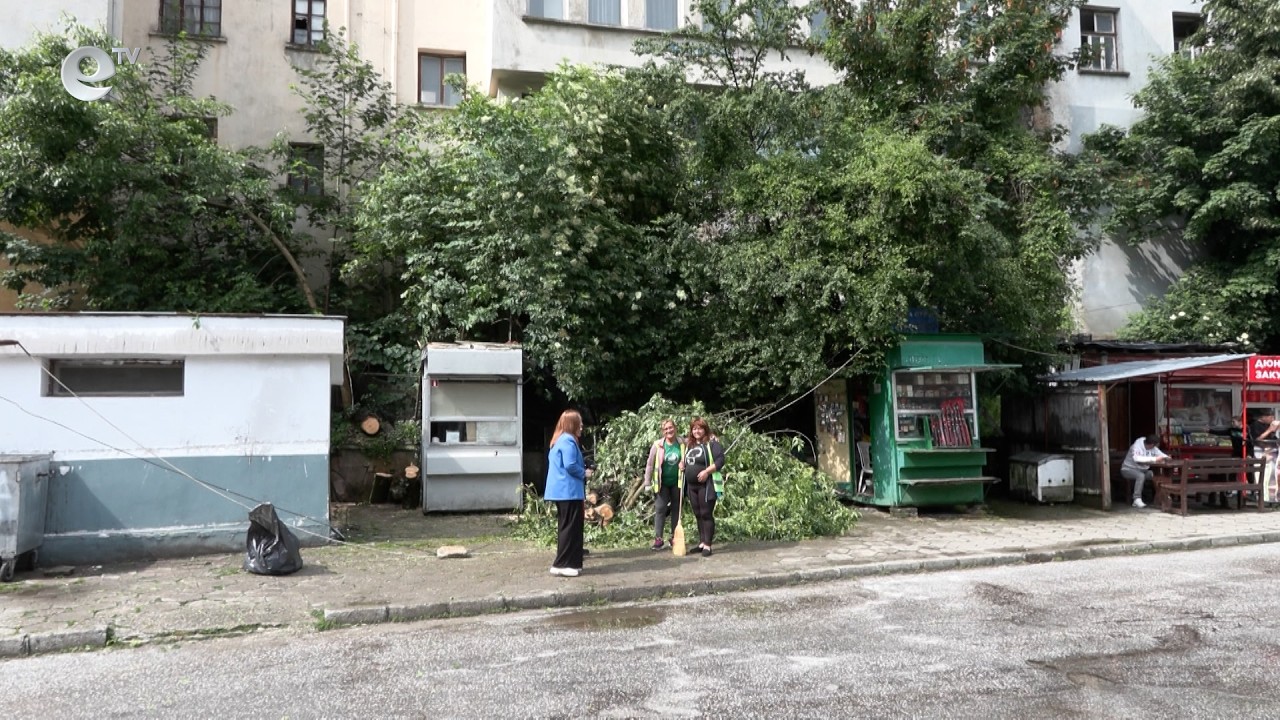 Мълния падна на автогарата в кв. „Устово“ в Смолян, жена се размина на косъм
