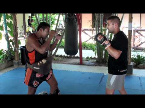 Dan Simmler training @tigermuaythai with Lumpinee Champ Nontachai Sit-O
