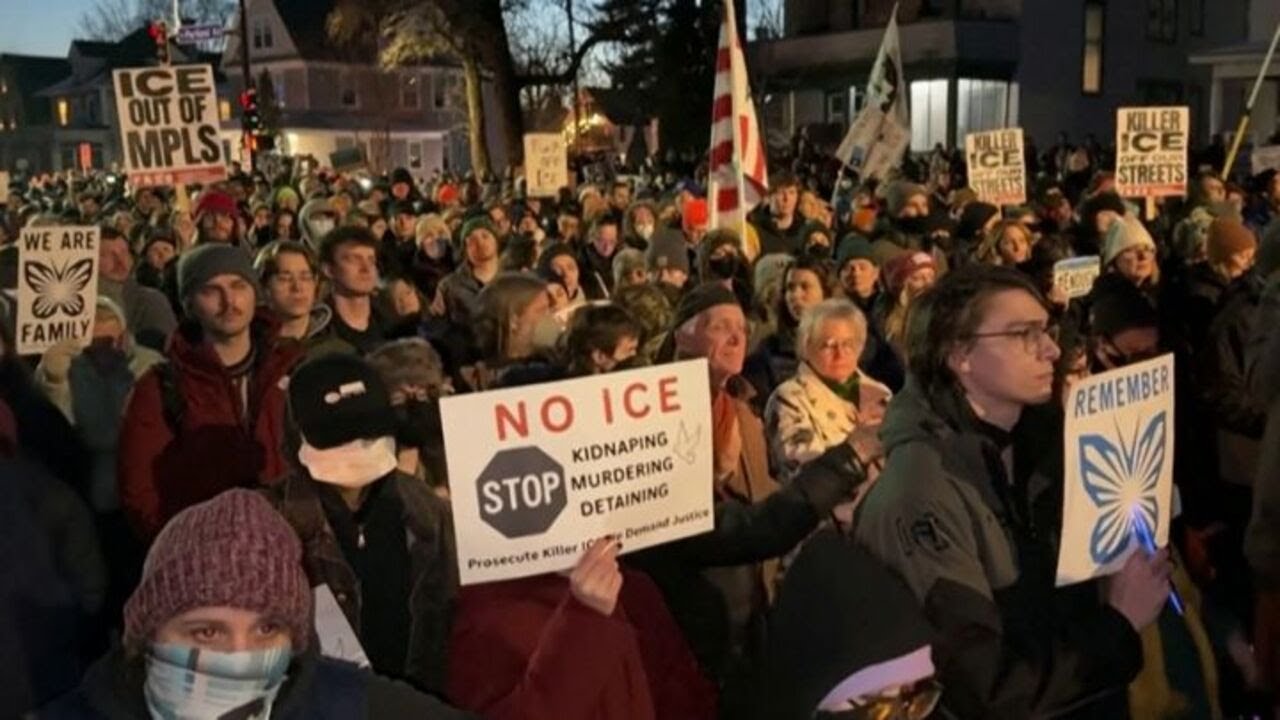 Minneapolis, cittadini in strada dopo l'uccisione di Renee Nicole Good