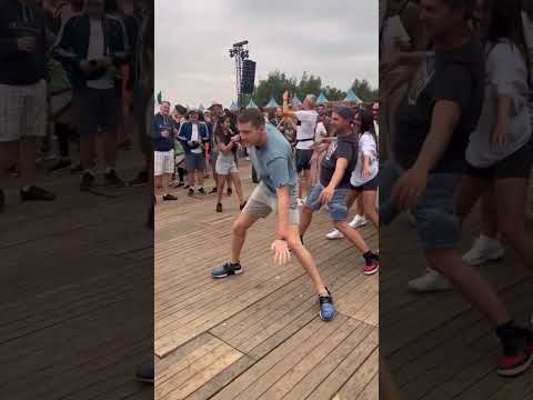 Watch and learn! CRAZY DANCE ROUTINE at TOMORROWLAND!