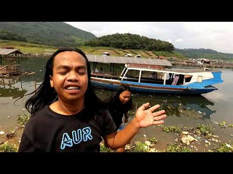 ucuy-dede-inoen-pedro-bakar-ikan-di-cirata