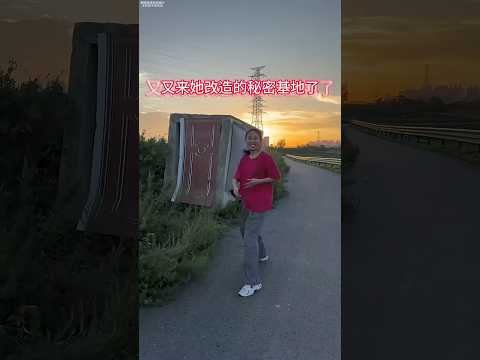 Gadis ini mendekorasi rumah tua dan membuat tempat tidur dari bola air.