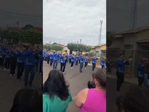 Banda Municipal de Ribeirão dos índios  descendo  avenida  na apresentação de  7 de setembro