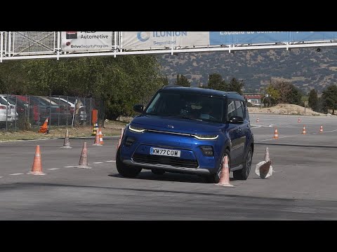 KIA e-SOUL 2019 – Maniobra de esquiva (moose test) y eslalon | km77.com