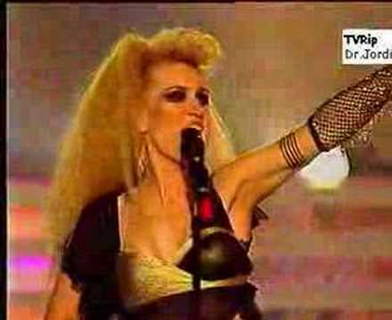 download lagu mp3 mp4 Yulia Arriba El Mundo, download lagu Yulia Arriba El Mundo gratis, unduh video klip Yulia Arriba El Mundo