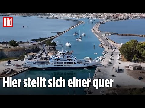 Bizarre Brücken-Idee: Autofähre quetscht sich in den Kanal