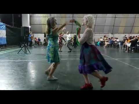 PEÑA APANOVI: Podemos ver como algunos de los invitados bailan al ritmo de la música del artista