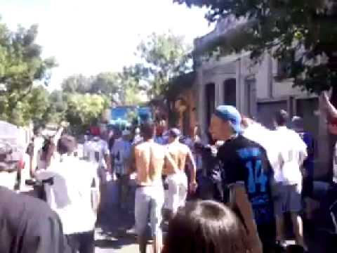 "Los Villeros caminando rumbo al gallinero, CERRO -rampla" Barra: Los Villeros • Club: Cerro • País: Uruguay