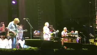 JIMMY BUFFETT sings EVERYBODY HAS A COUSIN IN MIAMI parrothead Red was there 2018