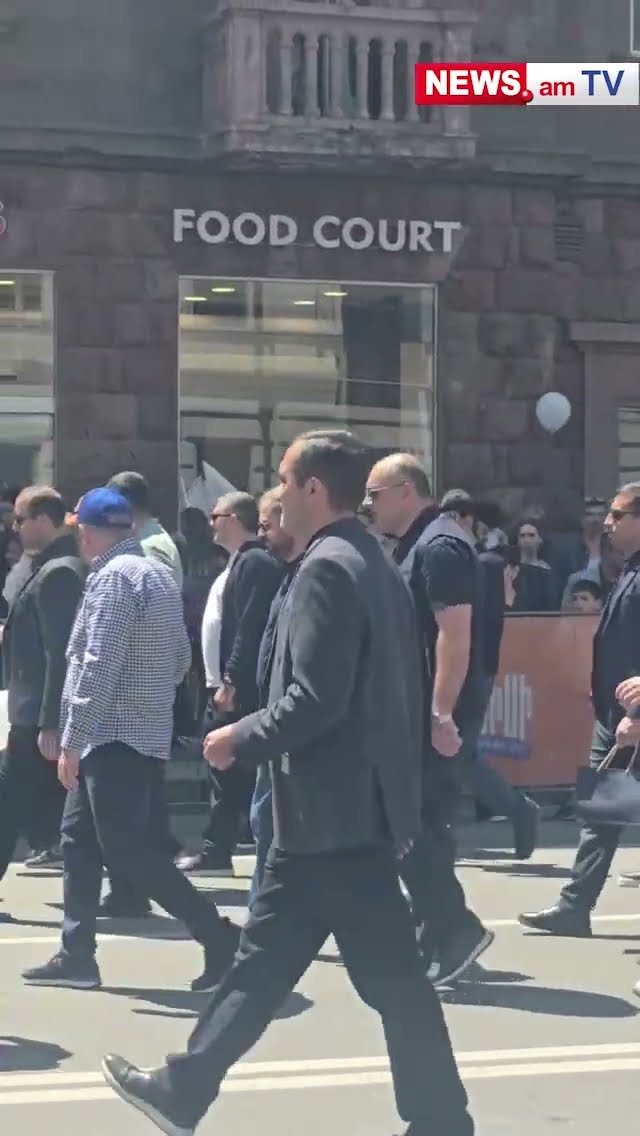 Թիկնապահներով շրջապատված Փաշինյանն Ամիրյան փողոցում է