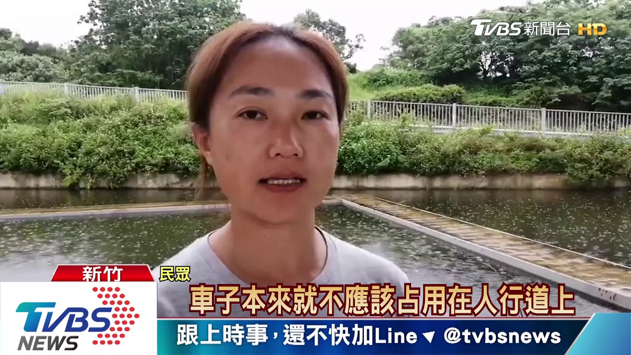 好痛!騎士自摔滑上人行道 撞毀路邊車