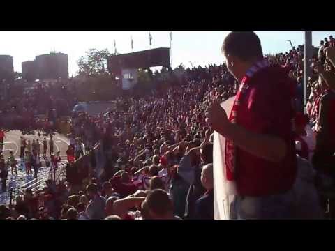 Luque vezényli a Hééé Fiúkat, utolsó mérkőzése után. 2013.06.02 DVTK-Pápa 1-1