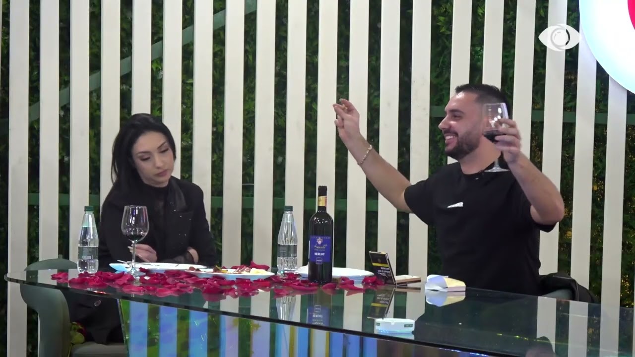 Ta marr moj nëne…/ Banorët këndojnë një zëri në oborr