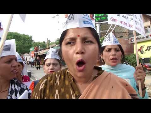 AAP की महिला शक्ति, Anti Stalking Bill के लिए जागरूकता अभियान विभिन्न मेट्रो स्टेशनों पर चलाया