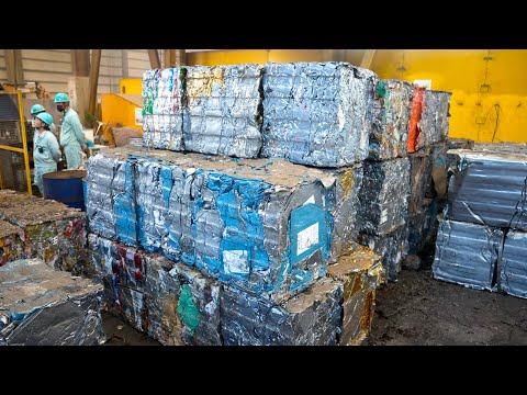 金属スクラップのリサイクル工程。素材を新たな原材料として供給する日本の工場。