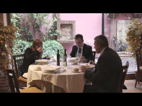 Corbarella  "protege la corbata con elegancia en la comida"