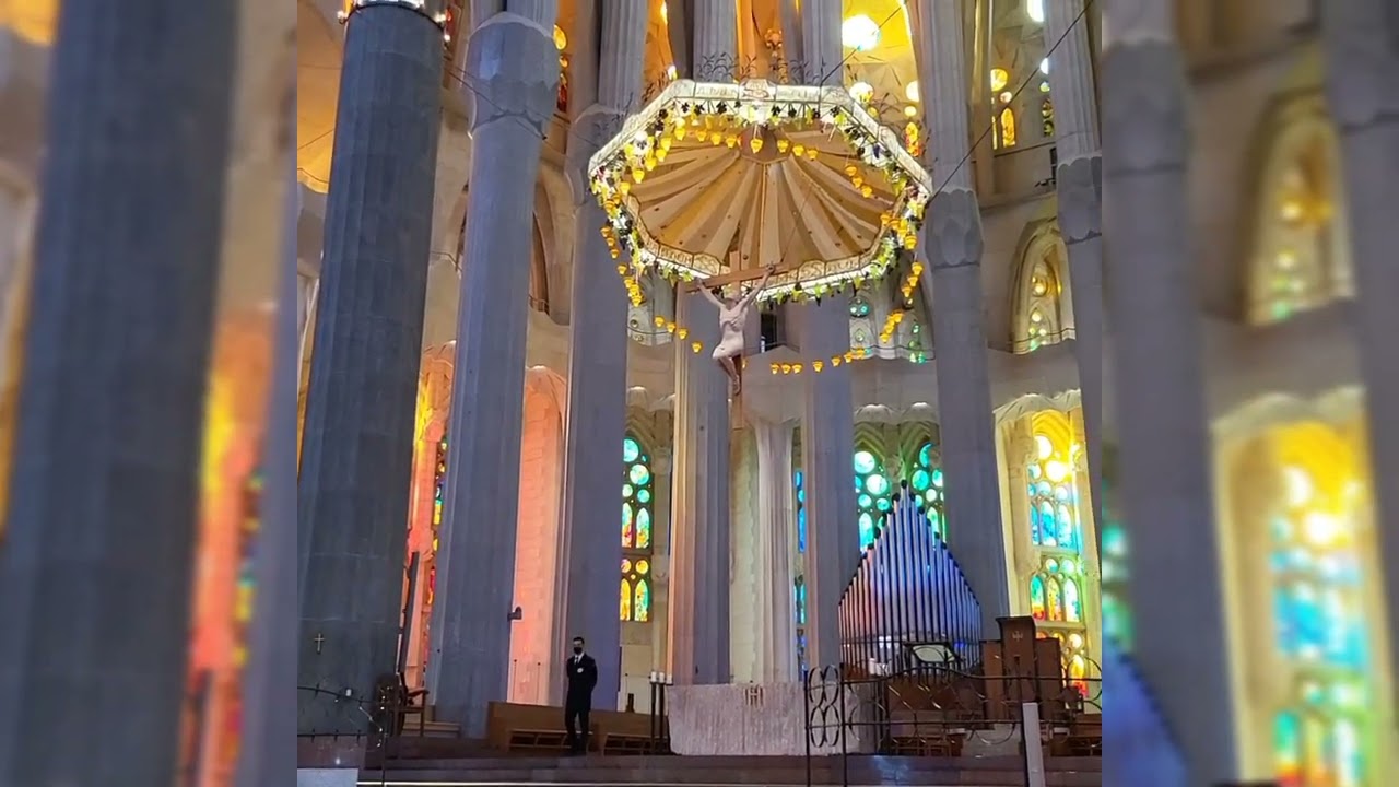 Por dentro da Sagrada Família em Barcelona