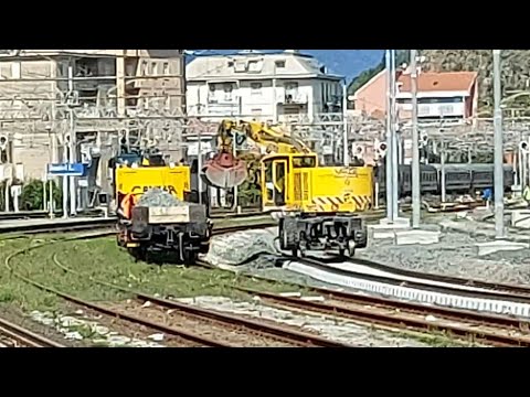 Lavori in corso alla Stazione di Sestri Levante con transito di un treno Intercity