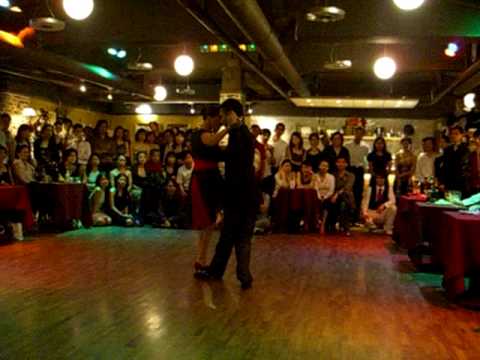  Stella Missé  and  Javier Rodriguez  are  dancing  to  a  tango