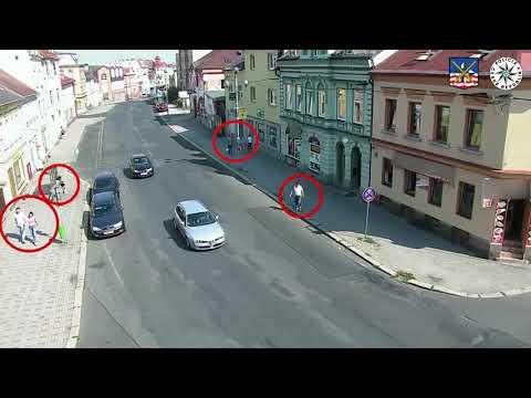 Aš Na zem povalil 87letého seniora a okradl ho