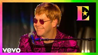 Kadr z teledysku Funeral For A Friend tekst piosenki Elton John