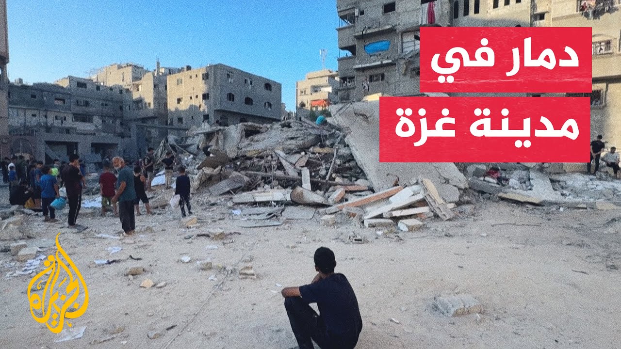 فلسطينيون من غزة يتفقدون منازلهم المدمرة بعد غارة إسرائيلية