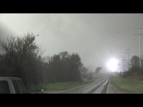 Elgin, TX close range tornado and damage 3/21/22