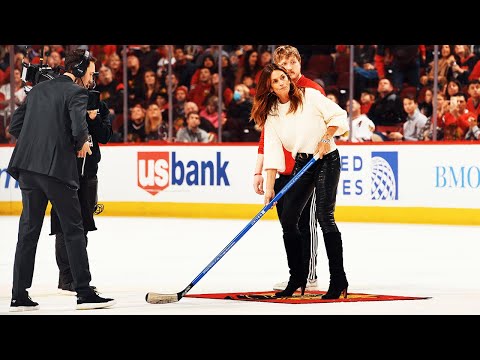 Cindy Crawford Hit the Center-Ice Shot During Blackhawks Intermission