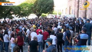 «2 ամիս հետևիցդ վազում էինք,պահանջում ենք, որ հարգես մեզ».ցուցարարները՝ Փաշինյանին
