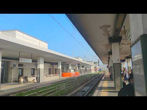 Stazione di Villa San Giovanni, treno in arrivo al binario 1