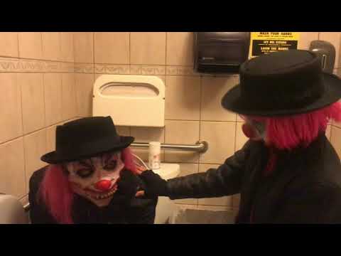 El kompayaso en el baño !