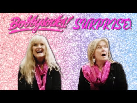 A group of people surprise Bobbysocks by singing 'La det swinge'!