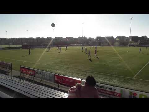 17 nov 2018 VV De Meern JO16-1 - Spijkenisse JO16-1 2-0 Bal de tribune in