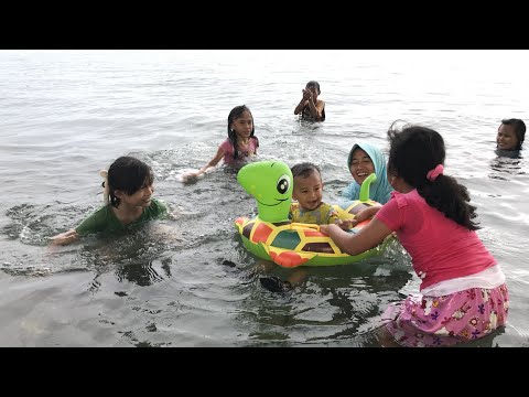 Gibran and Family. pergi mandi mandi di pantai