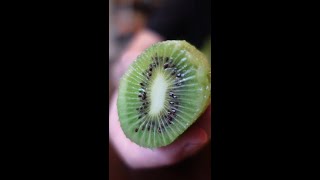 How to peel a Kiwi