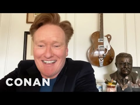 柯南打倒了他的三腳架 - CONAN在TBS上。 (Conan Knocks Down His Tripod - CONAN on TBS)