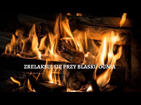 Przytulny ogień w kominku. Palące się drewno uspokajające i relaksujące, idealne na zimowe wieczory