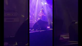 DeLillos liveklipp, Verket scene