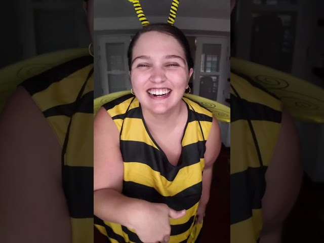 Vídeo relacionado con My Other Me - Disfraz Jarra de Cerveza Adulto Unisex, talla Única. Incluye vestido sin mangas amarillo con detalles blancos simulando la espuma y asa lateral. ¡Diviértete como nunca!