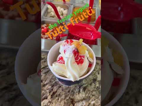 Iogurte congelado de tutti frutti.