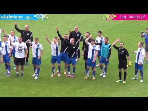 Radość piłkarzy Stali Mielec po utrzymaniu się w II lidze